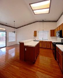  Beautiful 3-Bedroom, 2-Bathroom Home in Tulare, CA (Photo 3 of 10)