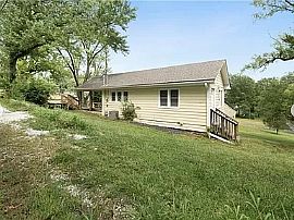 Charming 2 Bedroom Home in Kansas City, KS (Photo 12 of 12)