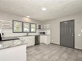 Charming 2 Bedroom Home in Kansas City, KS (Photo 7 of 12)