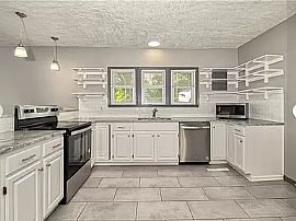 Charming 2 Bedroom Home in Kansas City, KS (Photo 8 of 12)