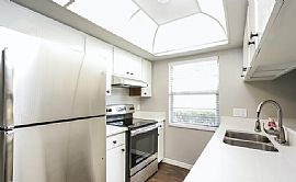 3-Bedroom Gem in The Heart of Sarasota in Sarasota, FL (Photo 5 of 8)