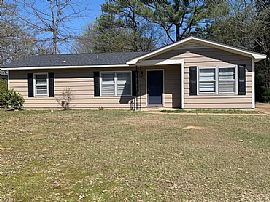 2216 11th St Se, Decatur, Al 35601 in Decatur, AL
