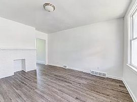 This Beautiful 2 Bedroom Available in Pittsburgh, PA (Photo 2 of 9)