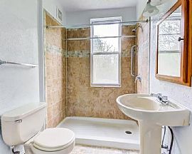 This Beautiful 2 Bedroom Available in Pittsburgh, PA (Photo 3 of 9)