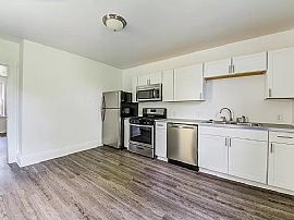 This Beautiful 2 Bedroom Available in Pittsburgh, PA (Photo 5 of 9)