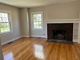 Nice 1.5 Story Home Features 2 Bedrooms in Lynchburg, VA (Photo 2 of 9)