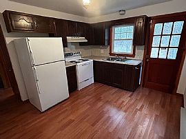 391 Chestnut Hill Ave, Waterbury, Ct 06704  House For Rent in Waterbury, CT (Photo 2 of 5)