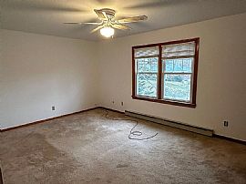 391 Chestnut Hill Ave, Waterbury, Ct 06704  House For Rent in Waterbury, CT (Photo 3 of 5)