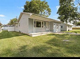 916 E Pembroke St, Tuscola, Il 61953 Nice House in Tuscola, IL
