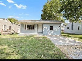 916 E Pembroke St, Tuscola, Il 61953 Nice House in Tuscola, IL (Photo 2 of 9)
