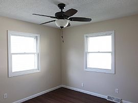 916 E Pembroke St, Tuscola, Il 61953 Nice House in Tuscola, IL (Photo 8 of 9)