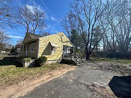 279 Stapleton Rd, Springfield, Ma 01109  Peaceful House For Ren in Springfield, MA (Photo 2 of 2)