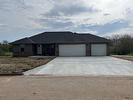 277 E Garnet Dr, Republic, Mo 65738  Lovely House For Rent  in Republic, MO