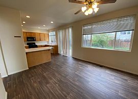 4 Bedroom 3 Baths Comfortable Luxury Home  in Reno, NV (Photo 5 of 12)