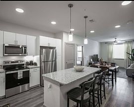 2 Beds Perfect and Cozy Room in Houston, TX (Photo 2 of 10)