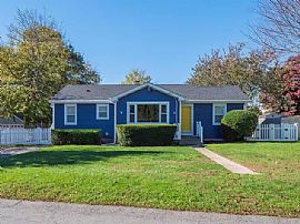 24 Fenner Ave, Newport, Ri 02840 in Newport, RI