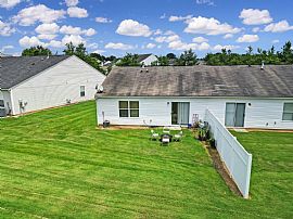 Attached Townhouse with a Private Yard in Charlotte, NC (Photo 8 of 8)