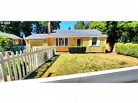 Super Cute, Clean and Move-In Ready 'Lemon Cottage'  in Milwaukie, OR