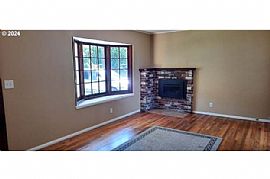 Super Cute, Clean and Move-In Ready 'Lemon Cottage'  in Milwaukie, OR (Photo 2 of 8)