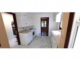 Super Cute, Clean and Move-In Ready 'Lemon Cottage'  in Milwaukie, OR (Photo 4 of 8)