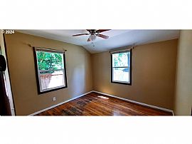 Super Cute, Clean and Move-In Ready 'Lemon Cottage'  in Milwaukie, OR (Photo 5 of 8)