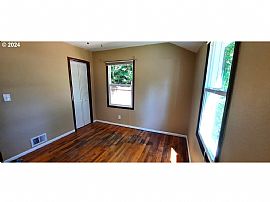 Super Cute, Clean and Move-In Ready 'Lemon Cottage'  in Milwaukie, OR (Photo 6 of 8)