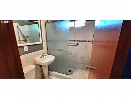 Super Cute, Clean and Move-In Ready 'Lemon Cottage'  in Milwaukie, OR (Photo 7 of 8)