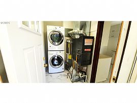 Super Cute, Clean and Move-In Ready 'Lemon Cottage'  in Milwaukie, OR (Photo 8 of 8)