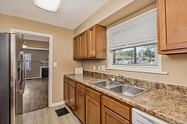 Charming 2 Bedroom Ranch Has Easy to Maintain in Dayton, OH (Photo 6 of 11)