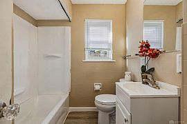 Charming 2 Bedroom Ranch Has Easy to Maintain in Dayton, OH (Photo 8 of 11)