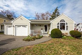 Beautiful Ranch with a Separate Walkout Apartment in Newton, MA