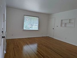 Comfortable 1 Bedroom in Rockford, IL (Photo 2 of 7)