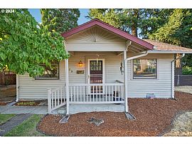2 Bedroom, 1 Bath Home Features Beautiful Hardwood Floors in Portland, OR
