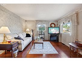 2 Bedroom, 1 Bath Home Features Beautiful Hardwood Floors in Portland, OR (Photo 2 of 10)