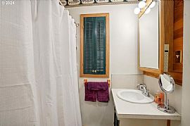 2 Bedroom, 1 Bath Home Features Beautiful Hardwood Floors in Portland, OR (Photo 6 of 10)