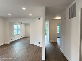 Beautifully Home. Offers 2 Bedroom , 2 Bathrooms.  in Brick, NJ (Photo 2 of 3)
