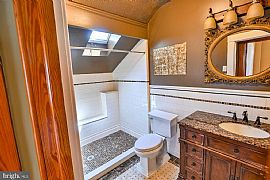Charming 3-Bedroom, 1 Full Bathroom and 2 ½ Bathroom Bungalow in Baltimore, MD (Photo 11 of 12)