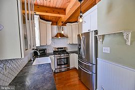 Charming 3-Bedroom, 1 Full Bathroom and 2 ½ Bathroom Bungalow in Baltimore, MD (Photo 4 of 12)