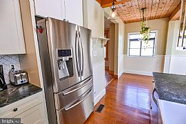 Charming 3-Bedroom, 1 Full Bathroom and 2 ½ Bathroom Bungalow in Baltimore, MD (Photo 5 of 12)