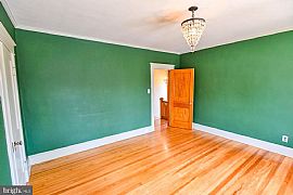 Charming 3-Bedroom, 1 Full Bathroom and 2 ½ Bathroom Bungalow in Baltimore, MD (Photo 9 of 12)