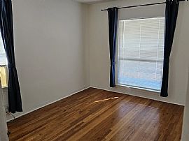  3 Beds   1 Baths  1,022 Sqft in Los Angeles, CA (Photo 3 of 9)