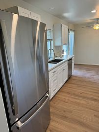 3 Beds  2 Baths 1,700 Sqft in Woodland Hills, CA (Photo 3 of 8)