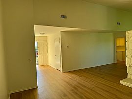 3 Beds  2 Baths 1,700 Sqft in Woodland Hills, CA (Photo 4 of 8)