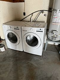 3 Beds  2 Baths 1,700 Sqft in Woodland Hills, CA (Photo 6 of 8)