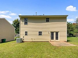 Adorable 3-Bedroom, 2.5-Bathroom in Charlotte, NC (Photo 10 of 10)