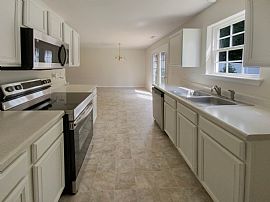 Adorable 3-Bedroom, 2.5-Bathroom in Charlotte, NC (Photo 3 of 10)