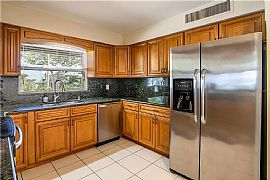 805 N Shore Dr, Leesburg, Fl 34748 in Leesburg, FL (Photo 6 of 11)