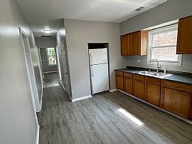 Available to Move in  in Chicago, IL (Photo 2 of 3)