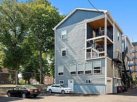 Just Outside Boston 1bedroom Apartment  in Everett, MA (Photo 2 of 12)