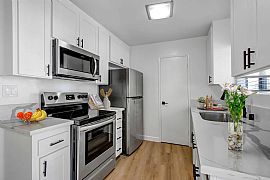 Charming 1 Bedroom Apartment  in Los Angeles, CA (Photo 4 of 8)